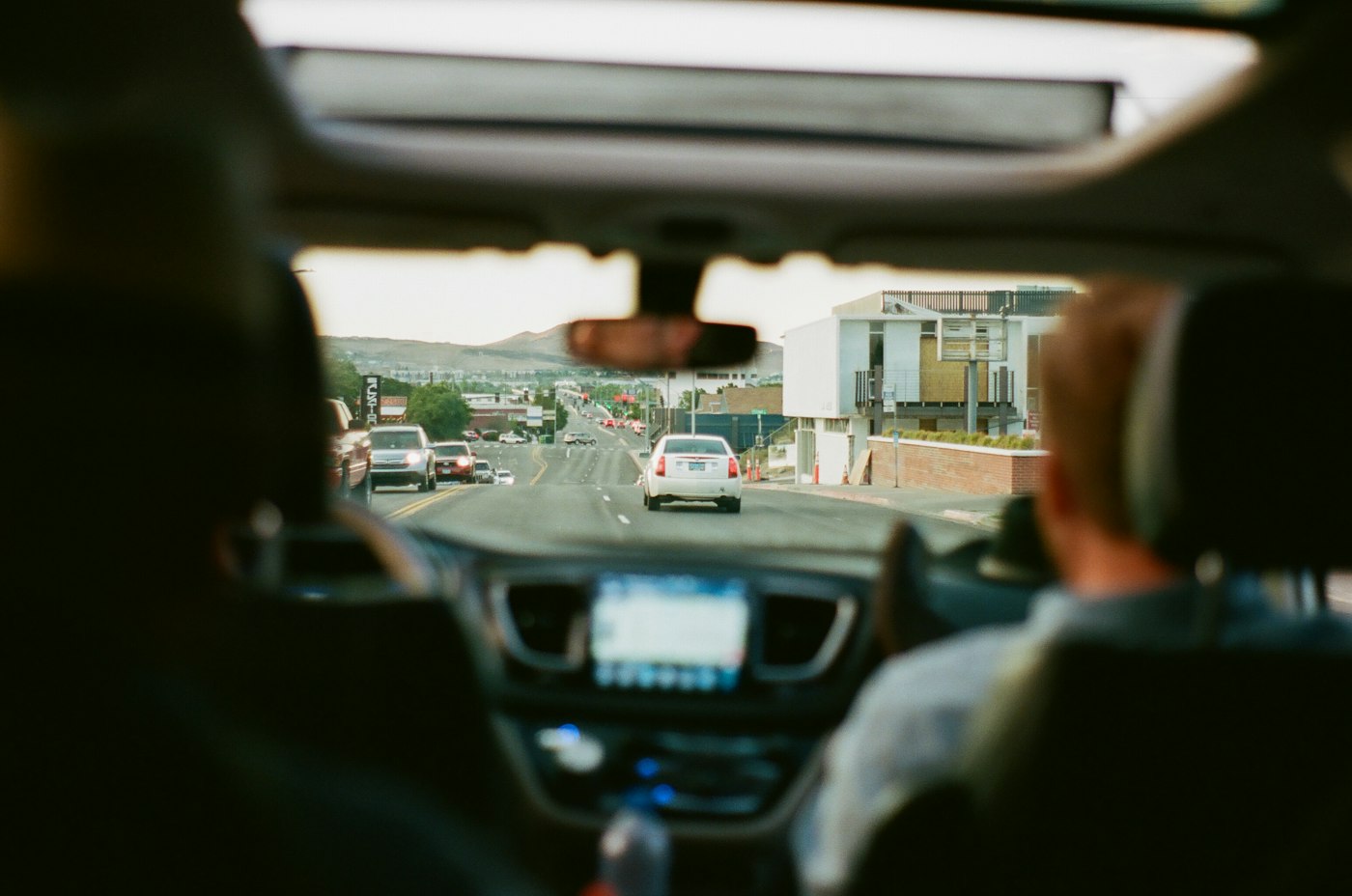 Blick vom Rücksitz eines Autos auf die Straße