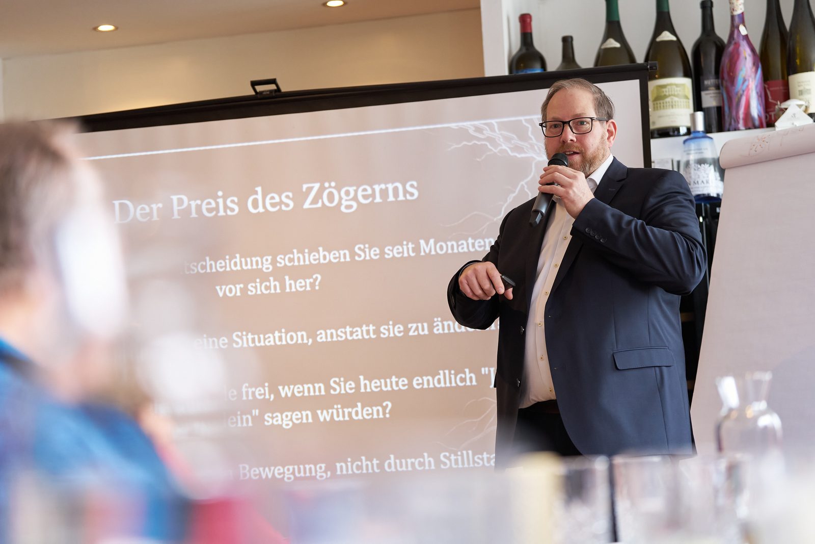 Gernot Schürer-Waldheim bei einem Vortrag über den Preis des Zögerns
