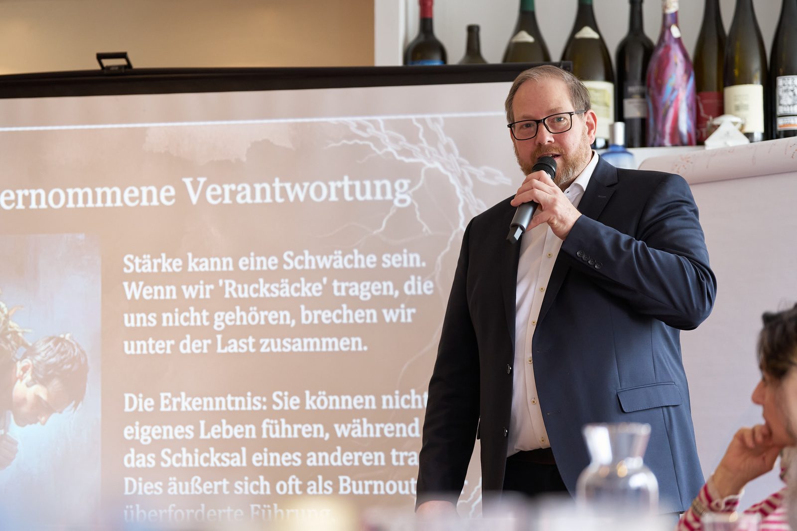 Gernot Schürer-Waldheim bei einem Vortrag über übernommene Verantwortung