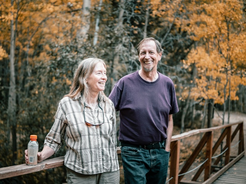 Paar beim Wandern im Herbst
